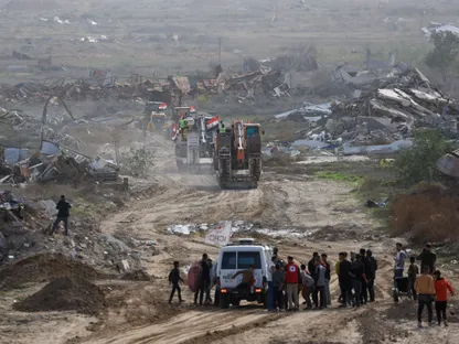 سيارات مصرية تدخل المنطقة الحمراء للبحث عن جثمان آخر محتجز إسرائيلي في مدينة غزة. 8 ديسمبر 2025 - Reuters