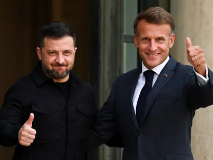 الرئيس الفرنسي إيمانويل ماكرون ونظيره الأوكراني فولوديمير زيلينسكي يتبادلان التحية أثناء لقائهما في قصر الإليزيه في باريس. 3 سبتمبر 2025 - reuters