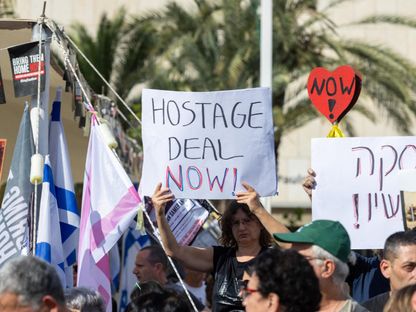 عائلات أسرى إسرائيليين في مسيرة أمام مقر رئيس الوزراء بنيامين نتنياهو للمطالبة بإطلاق سراح أقاربهم المحتجزين لدى الفصائل الفلسطينية في غزة. 14 نوفمبر 2023 - AFP