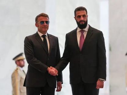 من ميتران إلى ماكرون.. كيف تغيّرت الزيارات الفرنسية إلى دمشق؟