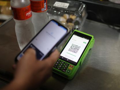 شخص يجري عملية دفع باستخدام هاتفه المحمول من خلال نظام الدفع الإلكتروني الفوري المعروف باسم PIX في متجر في ريو دي جانيرو بالبرازيل. 1 أبريل 2024 - Reuters