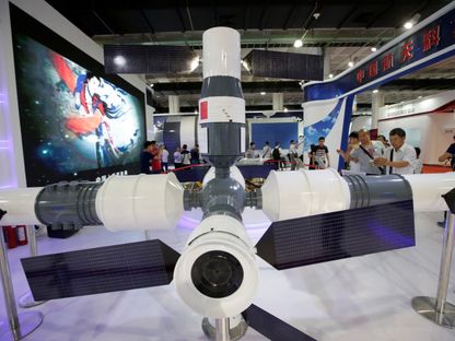 نموذج لمحطة فضائية من شركة الصين لعلوم وتكنولوجيا الفضاء في معرض بكين الدولي للتكنولوجيا الفائقة بالصين. 8 يونيو 2017 - reuters