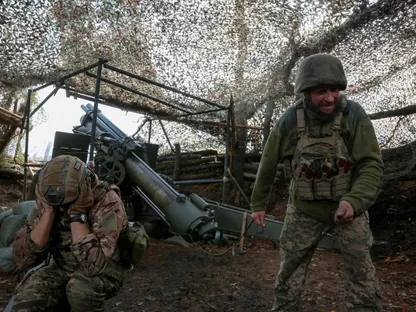 قوات أوكرانية تشن قصفاً مدفعياً على الجيش الروسي على خط المواجهة في منطقة دونيتسك. أوكرانيا. 15 أكتوبر 2025 - Reuters