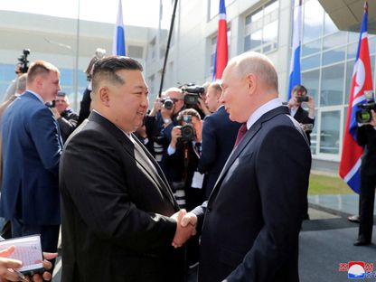 الرئيس الروسي فلاديمير بوتين يستقبل زعيم كوريا الشمالية كيم جونج أون في منصة إطلاق صواريخ فضائية في فوستوشني أقصى شرق منطقة أمور الروسية. 13 سبتمبر 2023 - رويترز