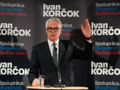 المرشح الرئاسي السلوفاكي إيفان كوركوك يتحدث لأنصاره بعد إعلان النتائج الأولية للانتخابات الرئاسية في العاصمة براتيسلافا. 23 مارس 2024 - REUTERS