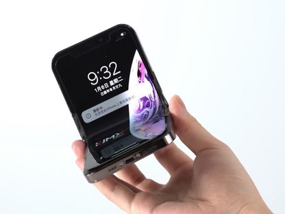 صورة تعبيرية لهاتف قابل للطي من إنتاج أبل - Youtube/Tech Aesthetics