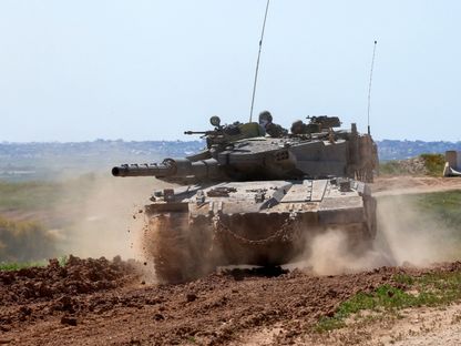 دبابة إسرائيلية على حدود قطاع غزة بينما يستمر القصف المدفعي والغارات الجوية على كافة أنحاء القطاع. 20 مارس 2024 - AFP