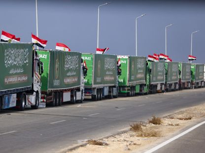 شاحنات تحمل مساعدات إنسانية للفلسطينيين عند معبر رفح مع مصر. 31 أكتوبر 2023 - Reuters