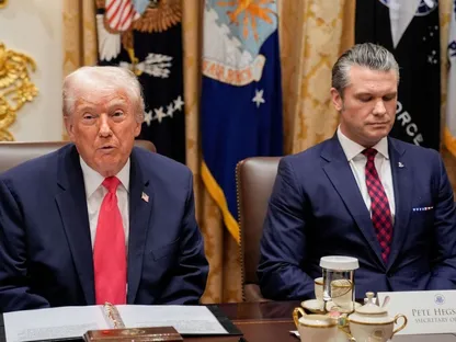 الرئيس الأميركي دونالد ترمب إلى جانب وزير الحرب بيت هيجسيث خلال اجتماع للحكومة في البيت الأبيض. 2 ديسمبر 2025 - Bloomberg