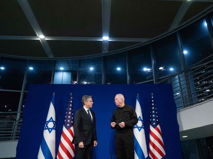 وزير الدفاع الإسرائيلي يوآف جالانت مع وزير الخارجية الأميركي أنتوني بلينكن خلال مؤتمر صحافي في تل أبيب. 30 نوفمبر 2023. AFP - AFP