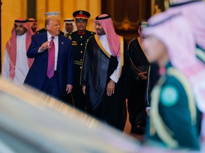ولي العهد السعودي الأمير محمد بن سلمان يستقبل الرئيس الأميركي دونالد ترمب في الرياض. 13 مايو 2025 - REUTERS