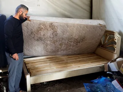 غزة.. صناعة الأثاث من ألواح الشحن والخردة في ظل ندرة الخشب
