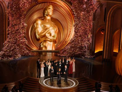فريق عمل فيلم Oppenheimer خلال تتويجه بجوائز الأوسكار في الدورة الـ96 للحفل. 10 مارس 2024 - Reuters