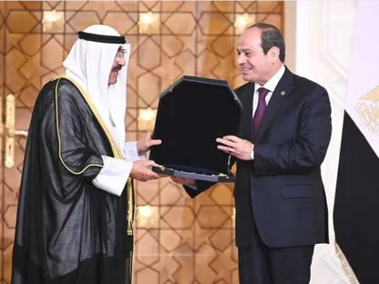 الرئيس المصري عبد الفتاح السيسي يقلد أمير الكويت الشيخ مشعل الأحمد الجابر الصباح، وسام "قلادة النيل"، القاهرة، مصر. 30 أبريل 2024 - presidency.eg