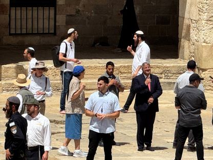 وزير الأمن الداخلي الإسرائيلي إيتمار بن جفير يقتحم مع مئات المستوطنين باحات المسجد الأقصى في ذكرى احتلال القدس الشرقية. 26 مايو 2025 - Reuters