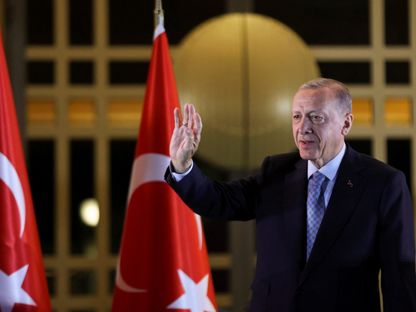 الرئيس التركي رجب طيب أردوغان يلوح لأنصاره بعد إعلان فوزه في الجولة الثانية من الانتخابات الرئاسية، أنقرة. 28 مايو 2024 - Reuters