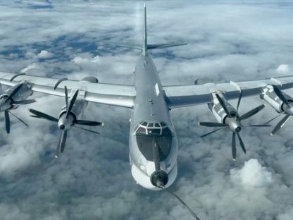 لقطة شاشة من مقطع فيديو نشرته وزارة الدفاع الروسية للقاذفة الاستراتيجية من طراز Tu-95MS ذات القدرة النووية تتزود بالوقود في الجو أثناء دورية في مكان غير معروف فوق بحر بيرينج. 23 يوليو 2025 - REUTERS