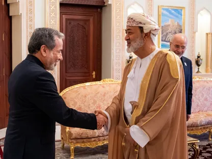 سلطان عمان يبحث سلامة الملاحة عبر مضيق هرمز مع قاليباف وعراقجي بمسقط
