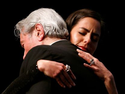 أنوشكا ديلون تحتضن والدها الممثل آلان ديلون أثناء حصوله على جائزة السعفة الفخرية في مهرجان كان السينمائي الثاني والسبعون. 19 مايو 2019 - Reuters