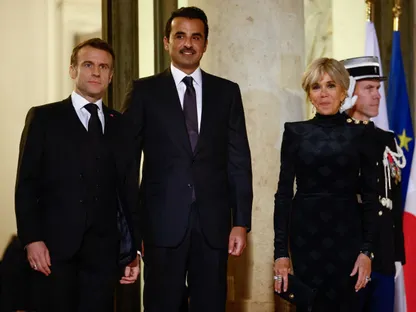 أمير قطر الشيخ تميم بن حمد آل ثاني بجانب الرئيس الفرنسي إيمانويل ماكرون في قصر الإليزيه بالعاصمة باريس. 27 فبراير 2024 - REUTERS