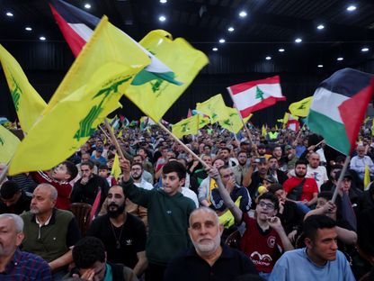 أنصار حزب الله يلوحون بالأعلام خلال احتفال بمناسبة يوم القدس في الضاحية الجنوبية لبيروت- 5 أبريل 2024 - Reuters
