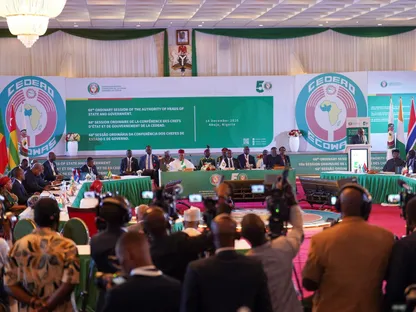 رؤساء وممثلو دول خلال افتتاح الدورة 68 لهيئة رؤساء دول وحكومات الجماعة الاقتصادية لدول غرب أفريقيا (إيكواس) في العاصمة النيجيرية أبوجا. 14 ديسمبر 2025 - REUTERS