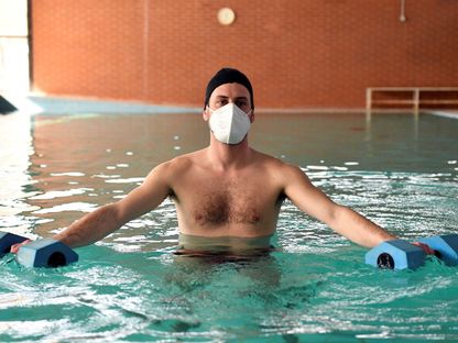 الرياضة في الماء.. 5 تمرينات بحمام السباحة لنمط حياة صحي
