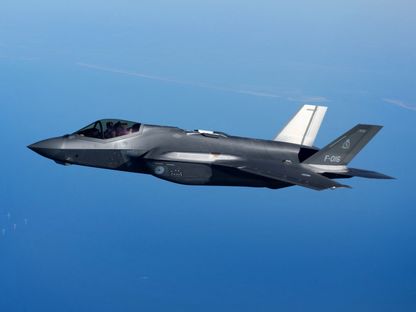 طائرة مقاتلة هولندية من طراز F-35 تحلق في الجو خلال مناورة علم رامشتاين التابعة لحلف شمال الأطلسي فوق الدنمارك. 2 أبريل 2025 - Reuters