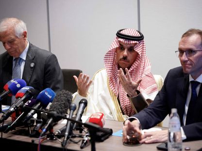 وزير الخارجية السعودي الأمير فيصل بن فرحان، خلال مؤتمر صحافي مشترك مع نظيره النرويجي إسبن بارث إيدي، ومسؤول الشؤون الخارجية في الاتحاد الأوروبية جوزيب بوريل في بروكسل. 26 مايو 2024 - AFP