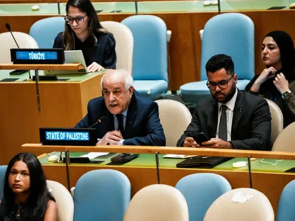 مندوب فلسطين الدائم لدى الأمم المتحدة رياض منصور يلقي كلمة أمام الوفود بعد تصويت الجمعية العامة للأمم المتحدة بإقرار إعلان نيويورك بشأن حل الدولتين. 12 سبتمبر 2025 - REUTERS