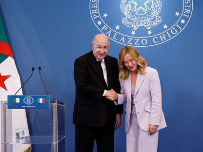رئيسة الوزراء الإيطالية جورجيا ميلوني والرئيس الجزائري عبد المجيد تبون يتصافحان خلال القمة الإيطالية الجزائرية في فيلا دوريا بامفيلي في روما بإيطاليا. 23 يوليو 2025 - REUTERS