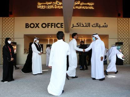 سعوديون يتجمعون أمام شباك التذاكر بإحدى دور السينما خلال النسخة الأولى من مهرجان البحر الأحمر السينمائي، قبل عرض فيلم "أبطال" في مدينة جدة السعودية، 12 ديسمبر 2021. - Red Sea Film Festival