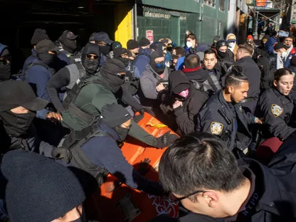 صدامات بين محتجين وعناصر إدارة الهجرة في نيويورك بعد تقارير عن حملة اعتقالات