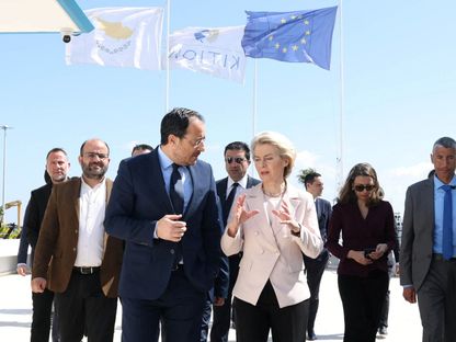 الرئيس القبرصي نيكوس خريستودوليديس ورئيسة المفوضية الأوروبية أورسولا فون دير لاين يسيران في ميناء لارنكا في قبرص. 8 مارس 2024. - Reuters