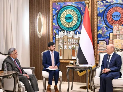 العليمي: أمن البحر الأحمر مسؤولية يمنية ودولية مشتركة.. والحوثيون يهددون الملاحة