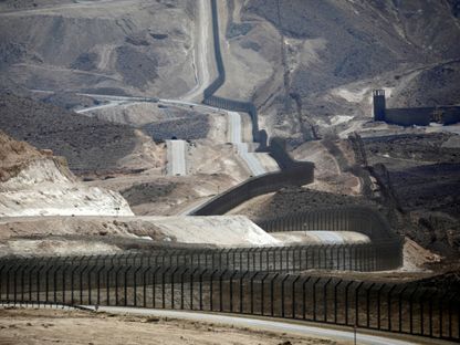 منظر عام يظهر السياج الحدودي بين إسرائيل ومصر - Reuters