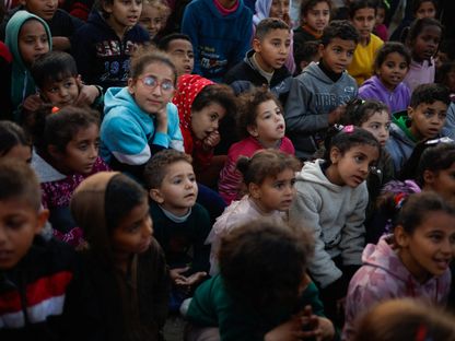 أطفال فلسطينيون نزحوا إلى رفح جنوب غزة هرباً من الضربات الإسرائيلية يتجمعون في مدرسة تابعة لوكالة أونروا. 7 فبراير 2024 - Reuters