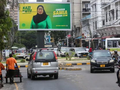 لوحة إعلانية انتخابية لرئيسة تنزانيا سامية صولوحو حسن في دار السلام. تنزانيا. 28 أكتوبر 2025 - Reuters