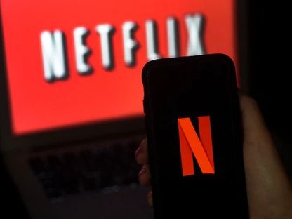 تعرض شاشة الكمبيوتر والهاتف المحمول شعار Netflix، أرلينجتون، فيرجينيا، الولايات المتحدة، 31 مارس 2020 - AFP