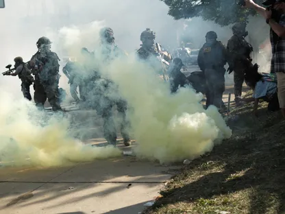 إطلاق غاز مسيل للدموع خلال مواجهة بين متظاهرين وعناصر وكالة الهجرة والجمارك الأميركية (ICE) حي ليتل فيليج بمدينة شيكاغو بولاية إلينوي الأميركية، 4 أكتوبر 2025 - REUTERS