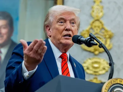 الرئيس الأميركي دونالد ترمب خلال كلمة في المكتب البيضاوي بالبيت الأبيض في واشنطن العاصمة بالولايات المتحدة. 10 أكتوبر 2025 - Bloomberg