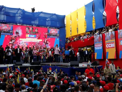 الرئيس الفنزويلي نيكولاس مادورو مع أنصاره قرب قصر الرئاسة في كاراكاس. فنزويلا. 1 ديسمبر 2025 - Reuters