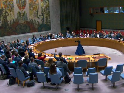 مجلس الأمن خلال جلسة التصويت لوقف هجمات الحوثيين في البحر الأحمر. 10 يناير 2024 - un