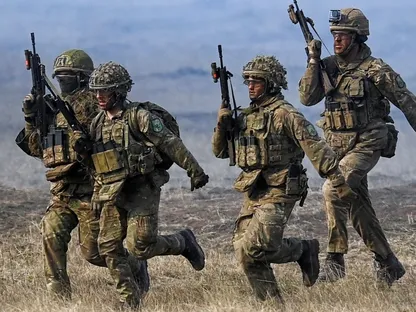 قوات حلف الناتو تشارك في مناورة Steadfast Dart 2025 بميدان تدريب في رومانيا. 19 فبراير 2025 - Reuters