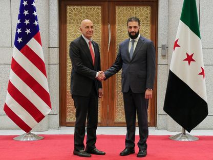 الرئيس السوري أحمد الشرع يستقبل مبعوث الرئيس الأميركي دونالد ترمب إلى سوريا، توماس باراك في دمشق. 29 مايو 2025 - "سانا"