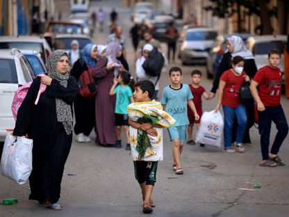 عائلات فلسطينية تغادر منازلها في قطاع غزة مع تصاعد القصف والغارات الإسرائيلية. 13 أكتوبر 2023 - AFP - AFP