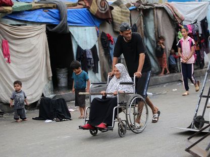 عائلات فلسطينية وأطفال بمخيمات النزوح في رفح جنوبي قطاع غزة بينما يتواصل القصف الإسرائيلي والغارات على أنحاء متفرقة من القطاع. 30 أبريل 2024 - AFP