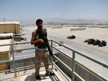 جندي أفغاني يقف على برج مراقبة في قاعدة باجرام الجوية في ولاية باروان بأفغانستان. 5 يوليو 2021 - REUTERS