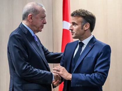 "بلومبرغ": أردوغان يسعى لإقناع ماكرون بصفقة دفاع جوي مع أوروبا