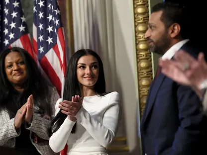 مدير FBI يواجه انتقادات لاستخدام فرق "التدخل السريع" لحماية صديقته